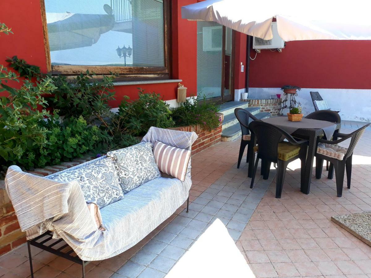 Cascina Roella Guest House Monforte dʼAlba Екстериор снимка